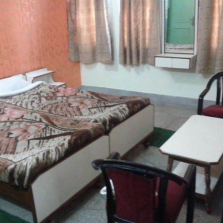 Radiant Ymca Tourist Hostel Varanasi Bilik gambar