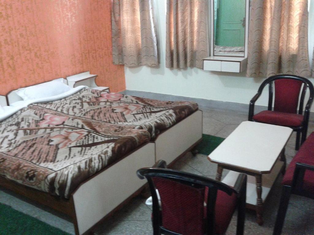 Radiant Ymca Tourist Hostel Varanasi Bilik gambar